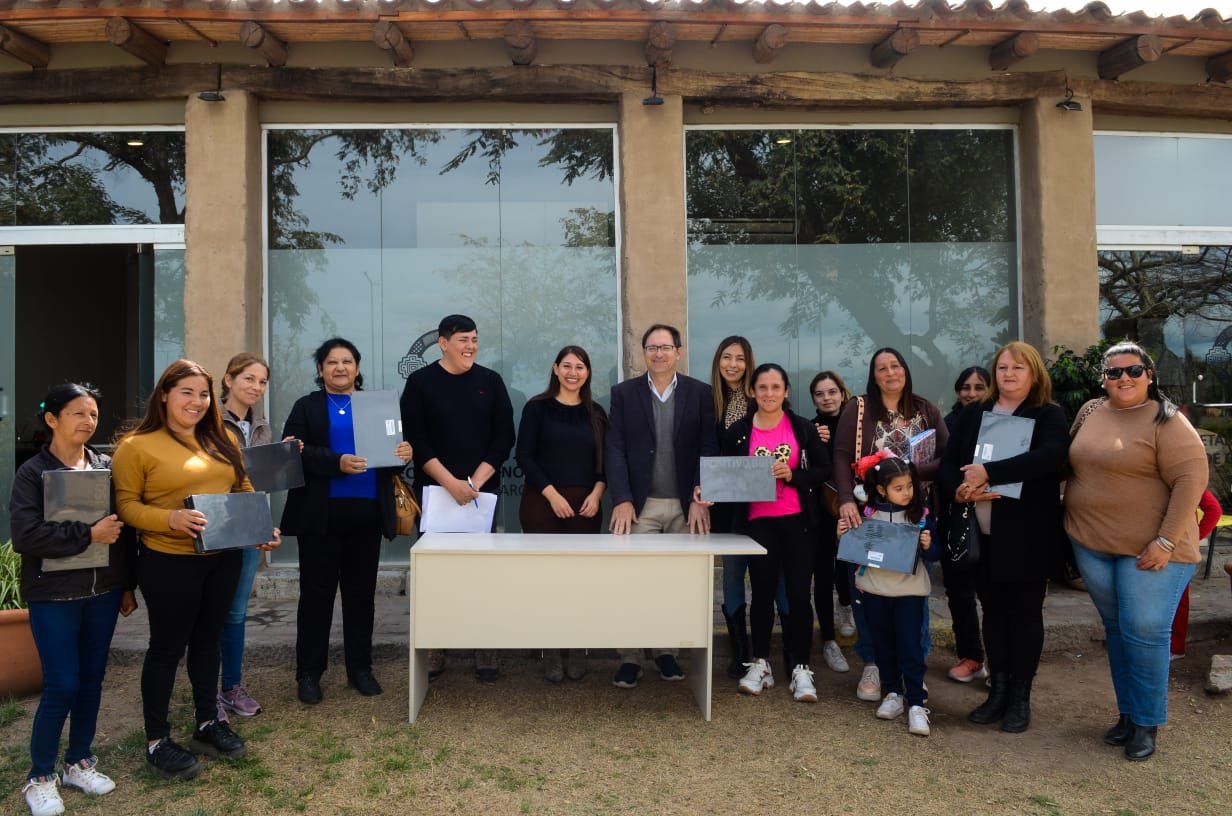 Promotoras territoriales recibieron sus tablets del Programa “Conectadas Por La Democracia”