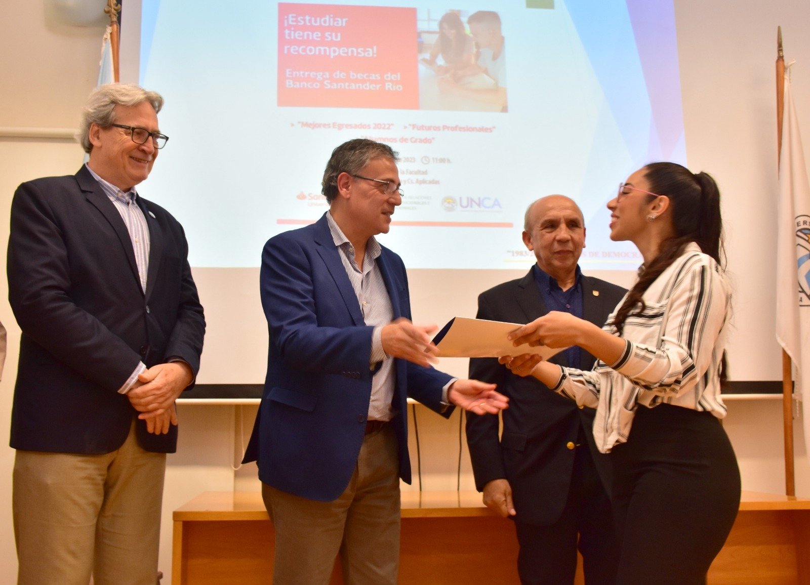 Becas al mérito académico y premios Santander Río