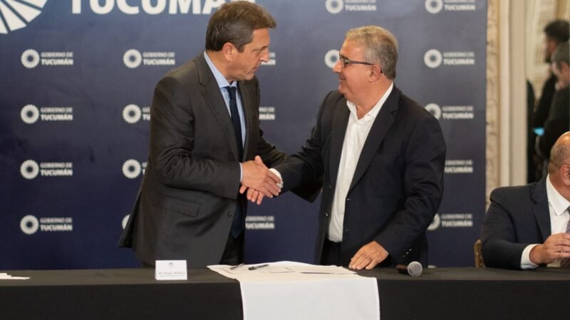 En Tucumán, Raúl y gobernadores firmaron convenios con el ministro Sergio Massa para obras