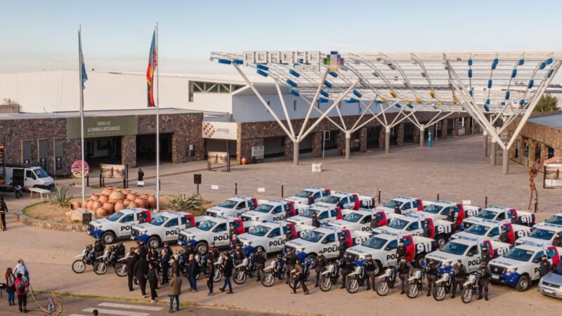 Raúl entregó nuevas unidades móviles a la policía de la provincia