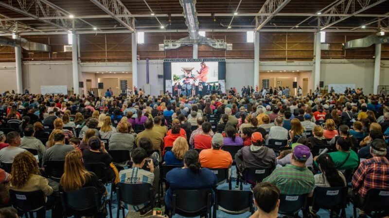 El Gobernador entregó tablets a adultos mayores, emprendedores y estudiantes