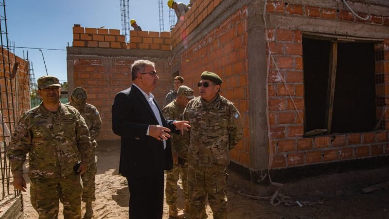 El Gobernador inspeccionó el avance de obra de las viviendas para el Ejército