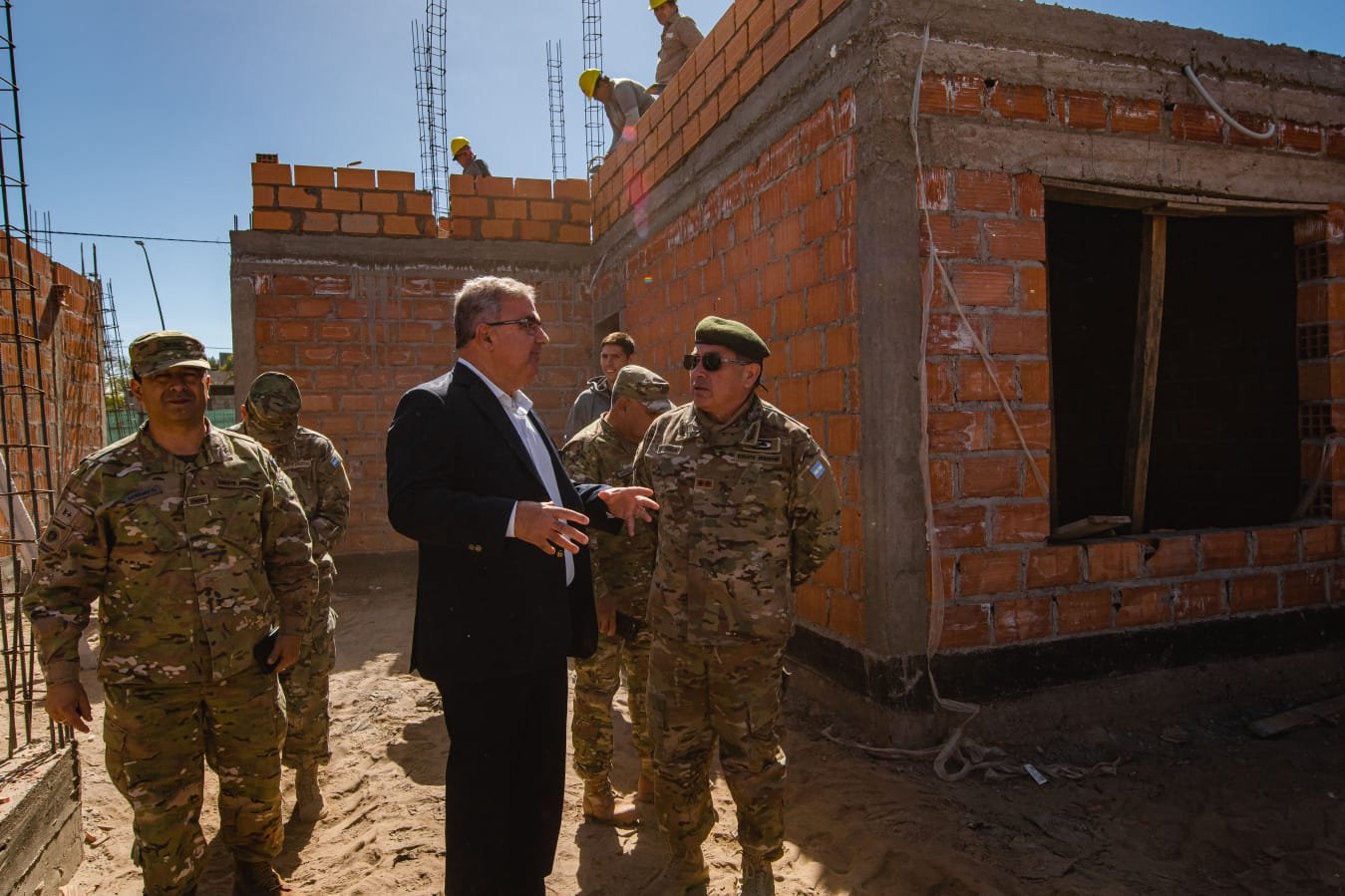 El Gobernador inspeccionó el avance de obra de las viviendas para el Ejército
