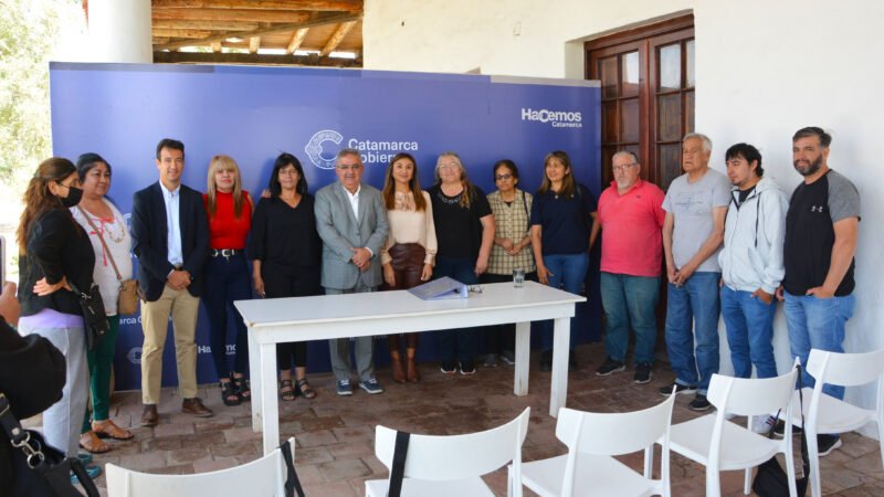 Tras 30 años de espera, familias del barrio Jorge Bermúdez acceden a la escritura