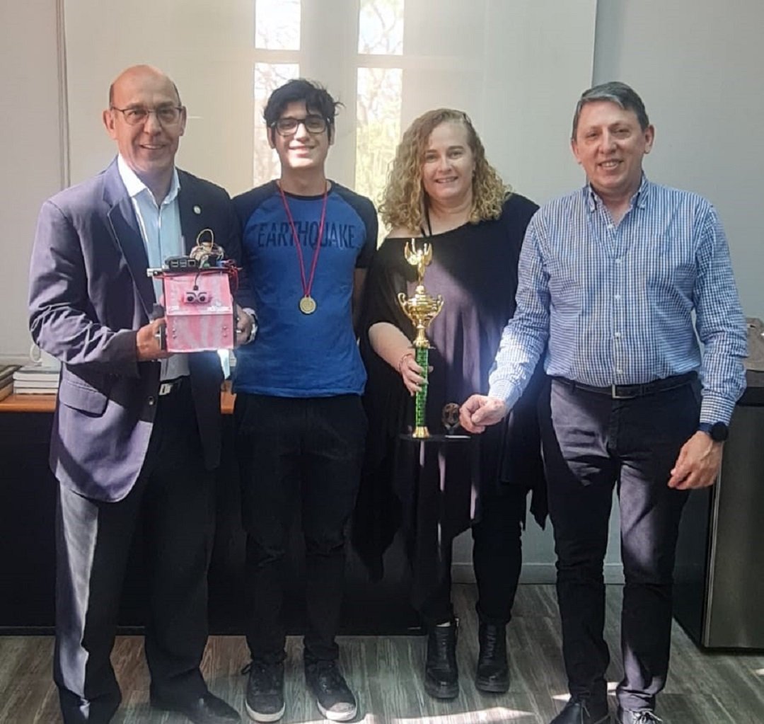 Estudiantes de la Facultad de Tecnología, en el primer y tercer puesto de la Liga Nacional de Robótica