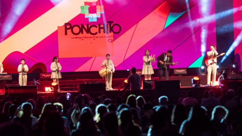 Entre ponchos tejidos por mamás y el calor del público se desarrolló el tercer día del Ponchito