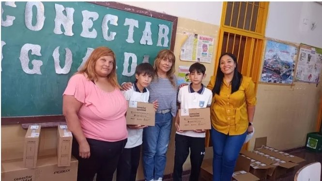 Educación entregó 161 computadoras más a dos escuelas del Valle Central