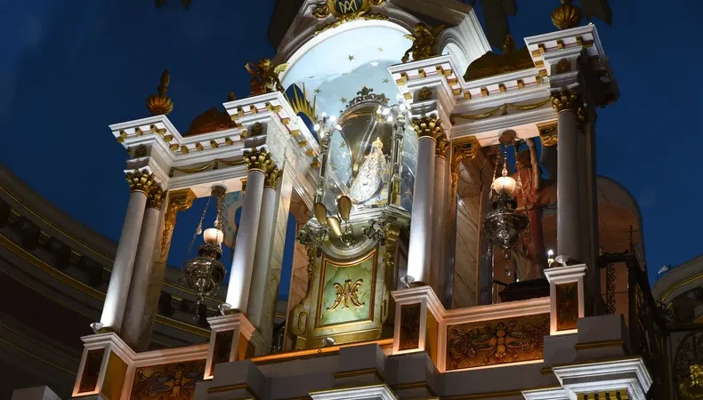 Con la Bajada de la Virgen comenzaron las festividades en su honor